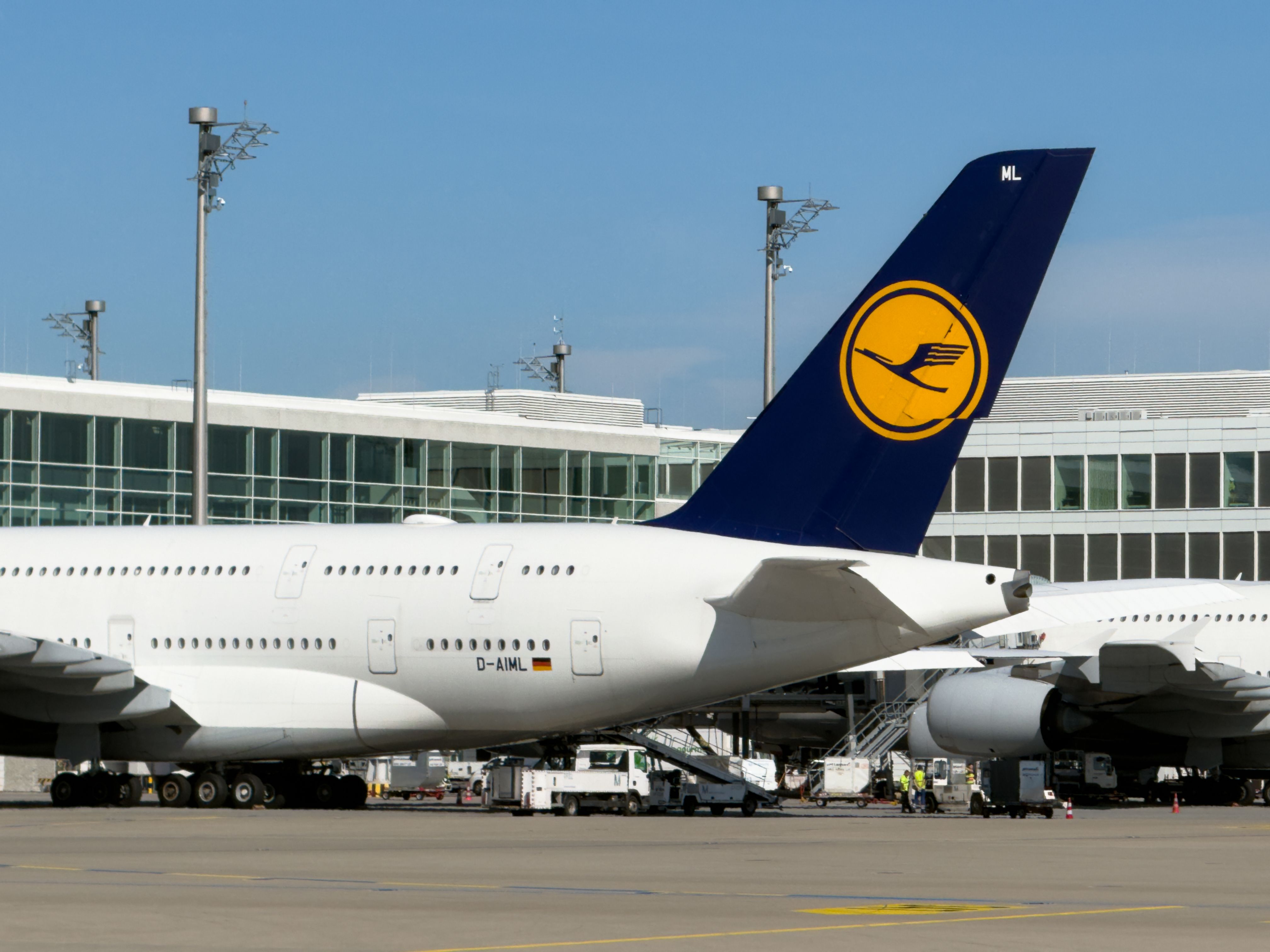 Lufthansa Airbus A380 D-AIML auf dem Vorfeld des Flughafens München, nahe eines Terminalgebäudes.