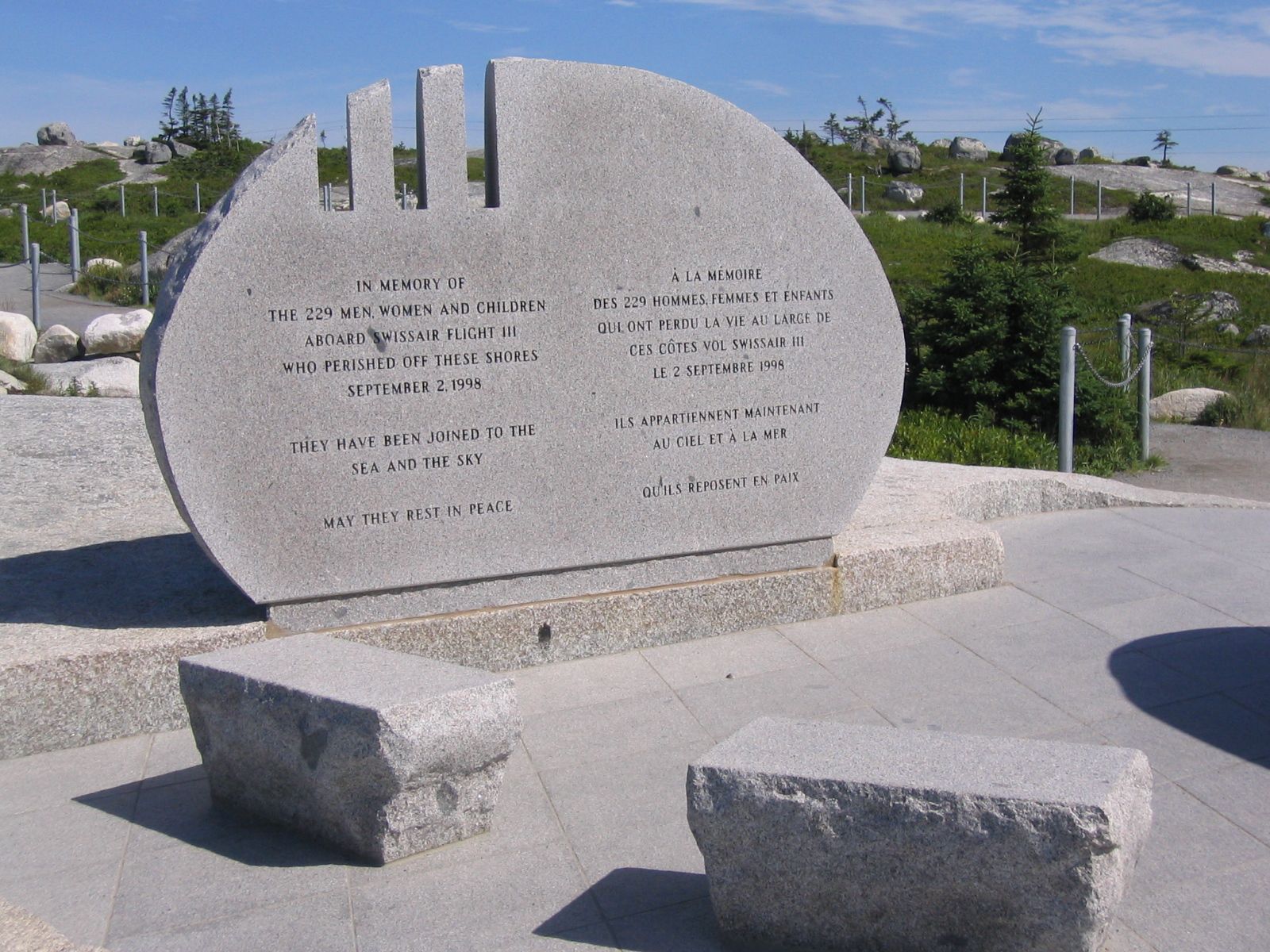 Swissair 111 Denkmal in Nova Scotia. Granitmonument in grasbewachsener Küstenlandschaft.