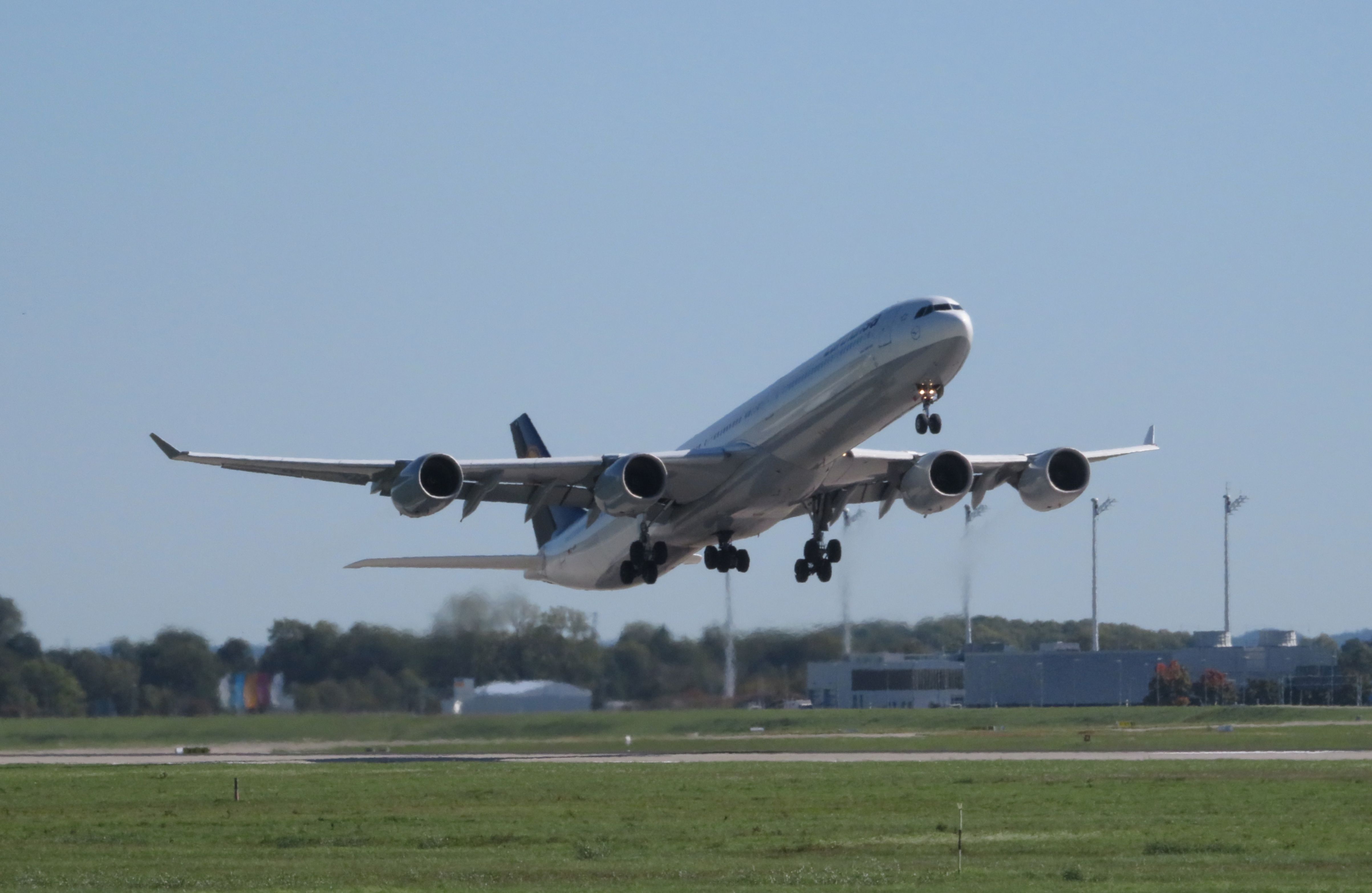 Lufthansa A340-642 D-AIHW 2019-09-29 Munich Airport p02