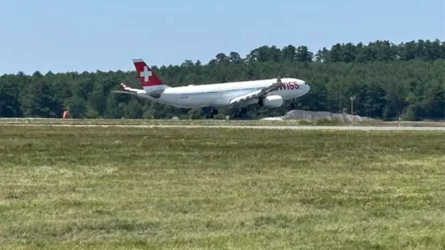 SWISS Airbus A330-300 (HB-JHK) auf der Startbahn am Bangor International Airport nach Notlandung.