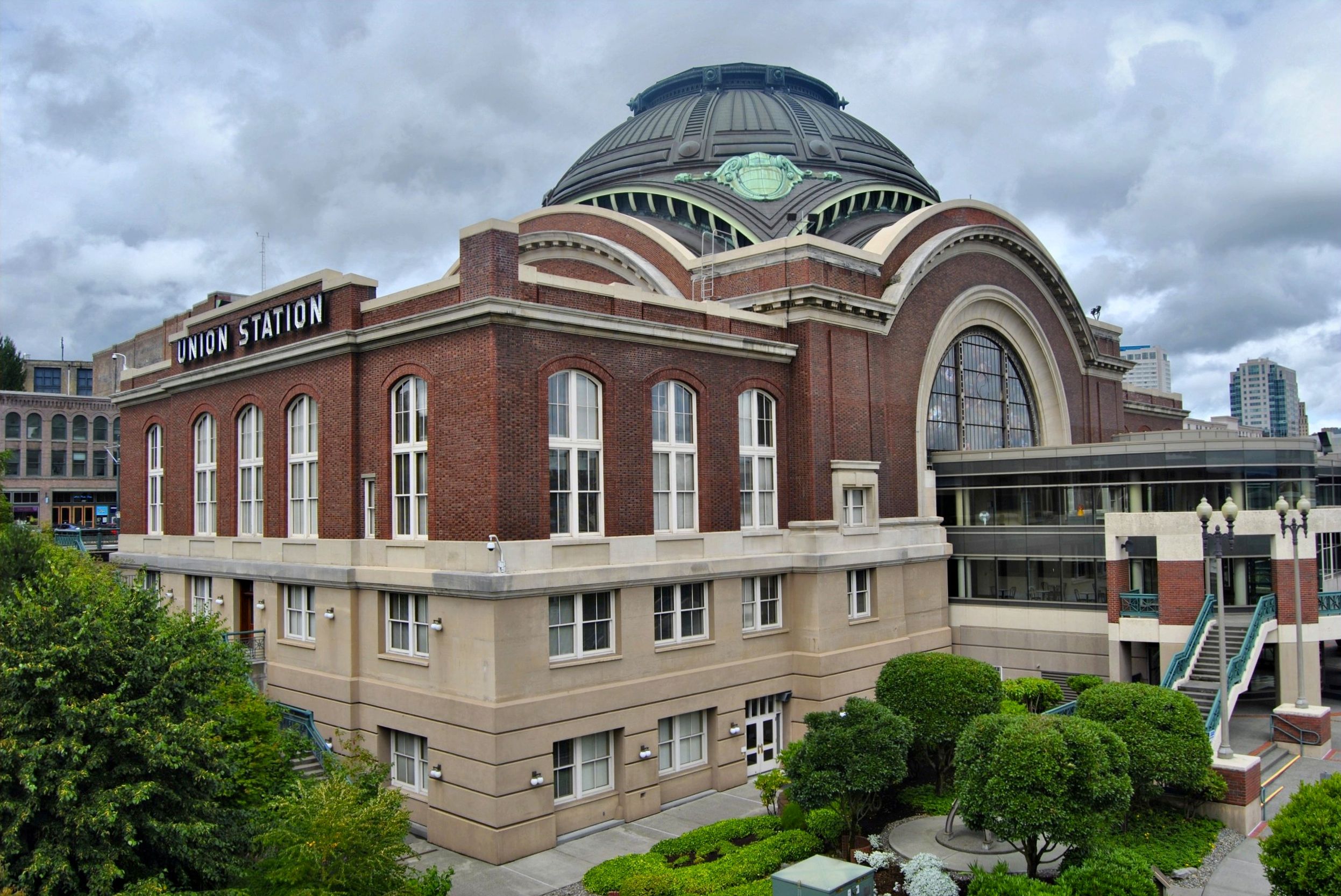 Tacomas Union Station, Heimat eines US-Bezirksgerichts, mit markanter Kuppel unter bewölktem Himmel.