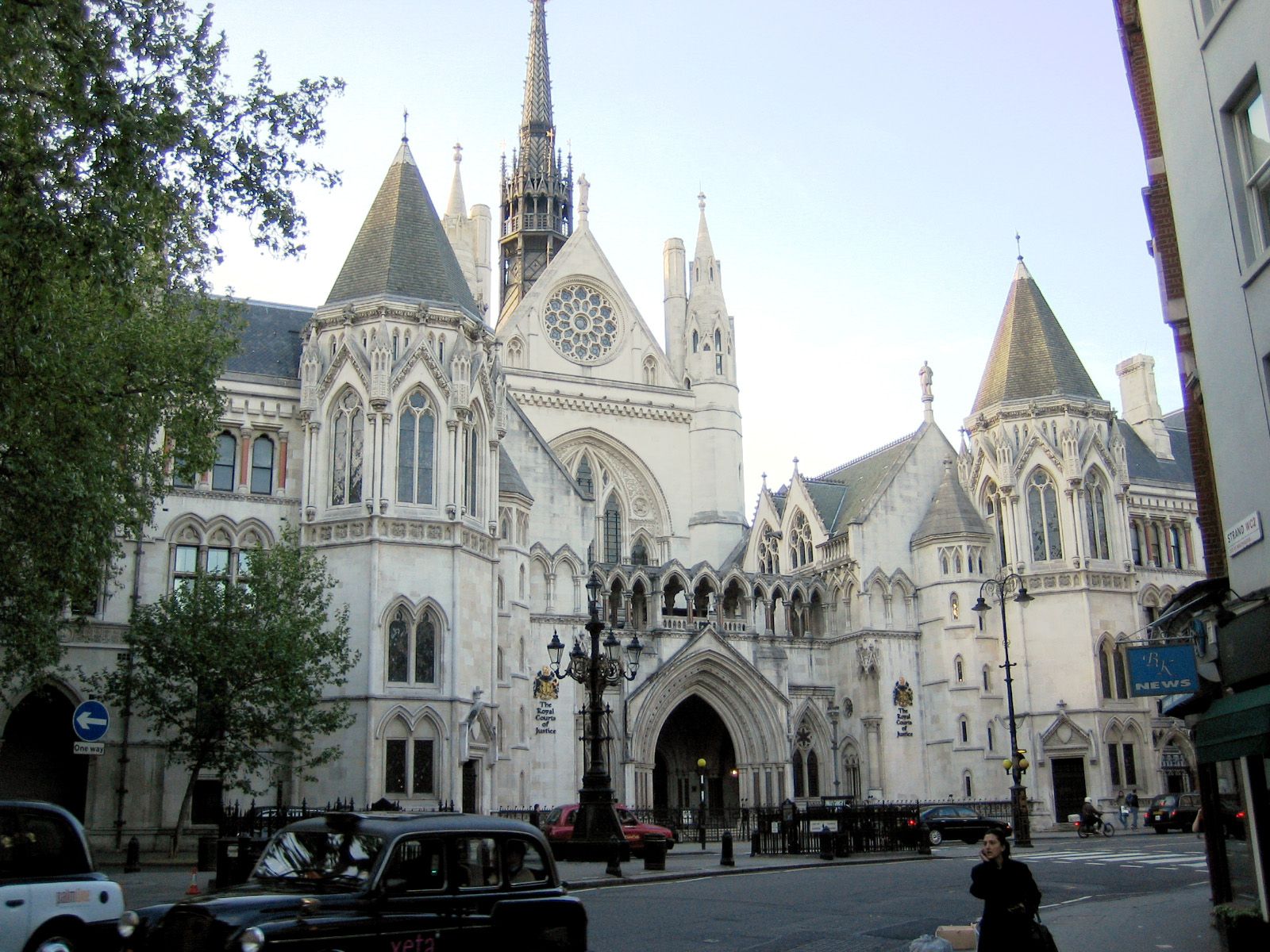 Außenansicht der prunkvollen Royal Courts of Justice in London, Ort des Lufthansa Technik Urteils.