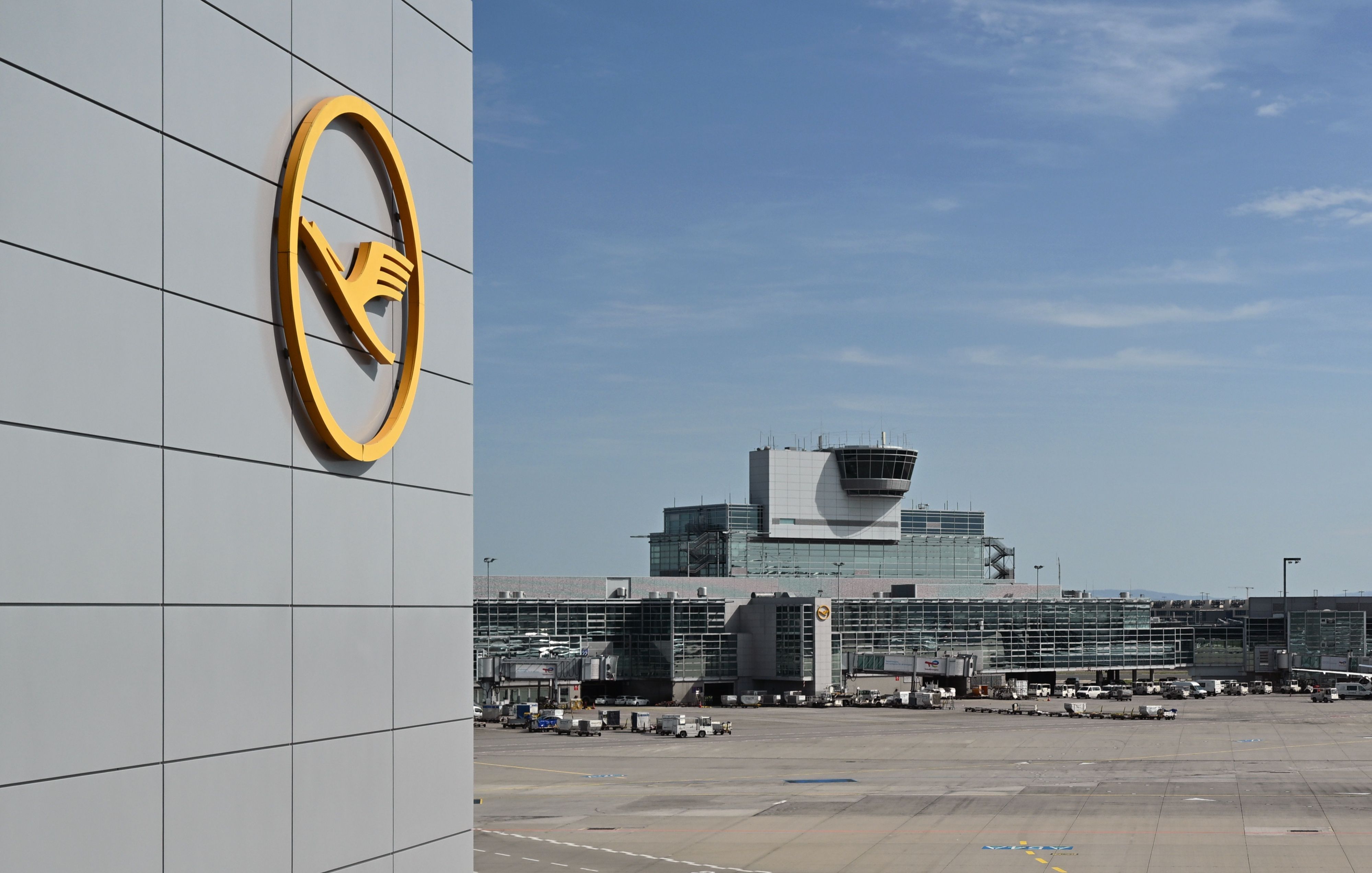 Lufthansa-Logo auf Concourse A, Flughafen Frankfurt