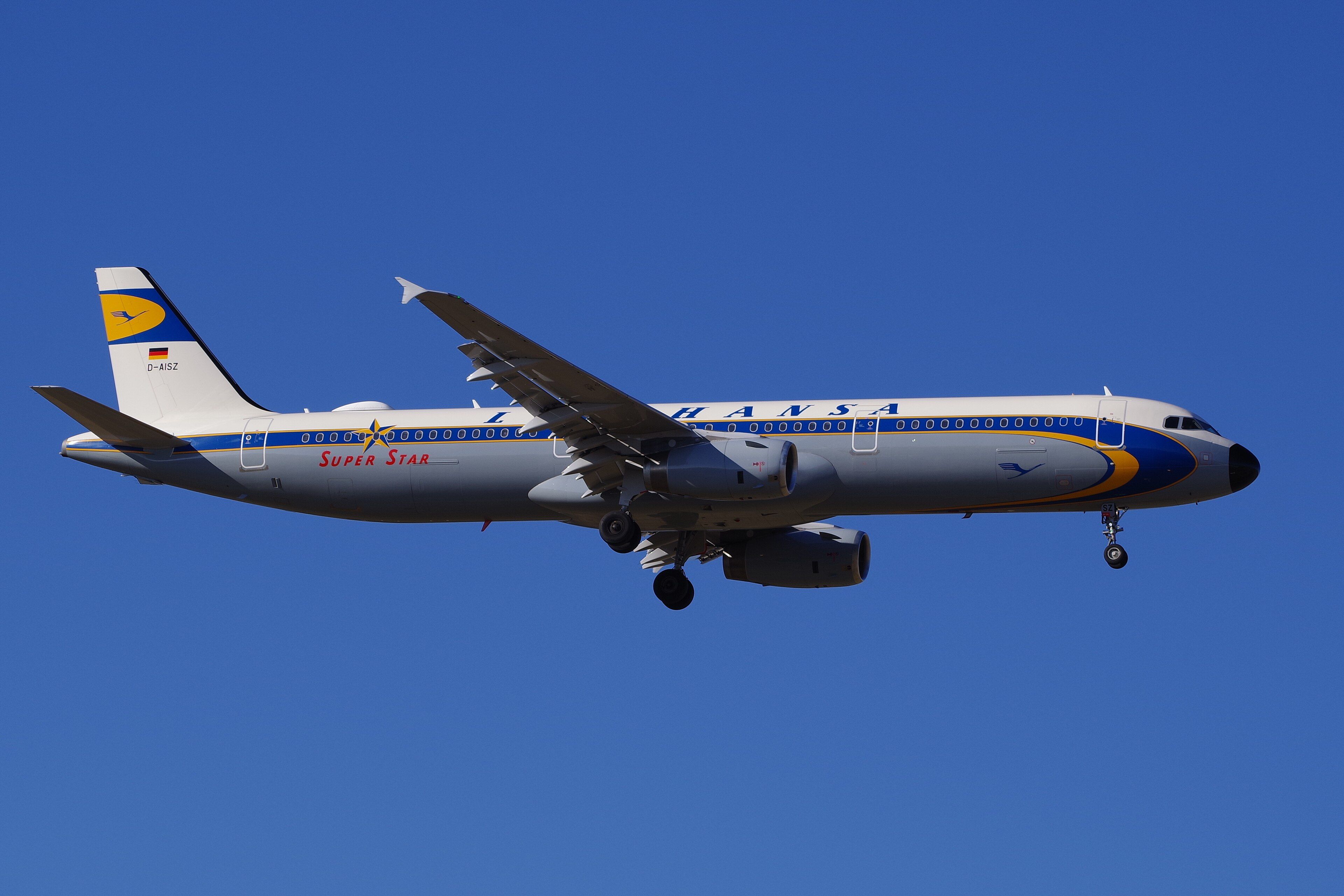 Lufthansa "Super Star" A321 Retro Lackierung im Anflug vor blauem Himmel.