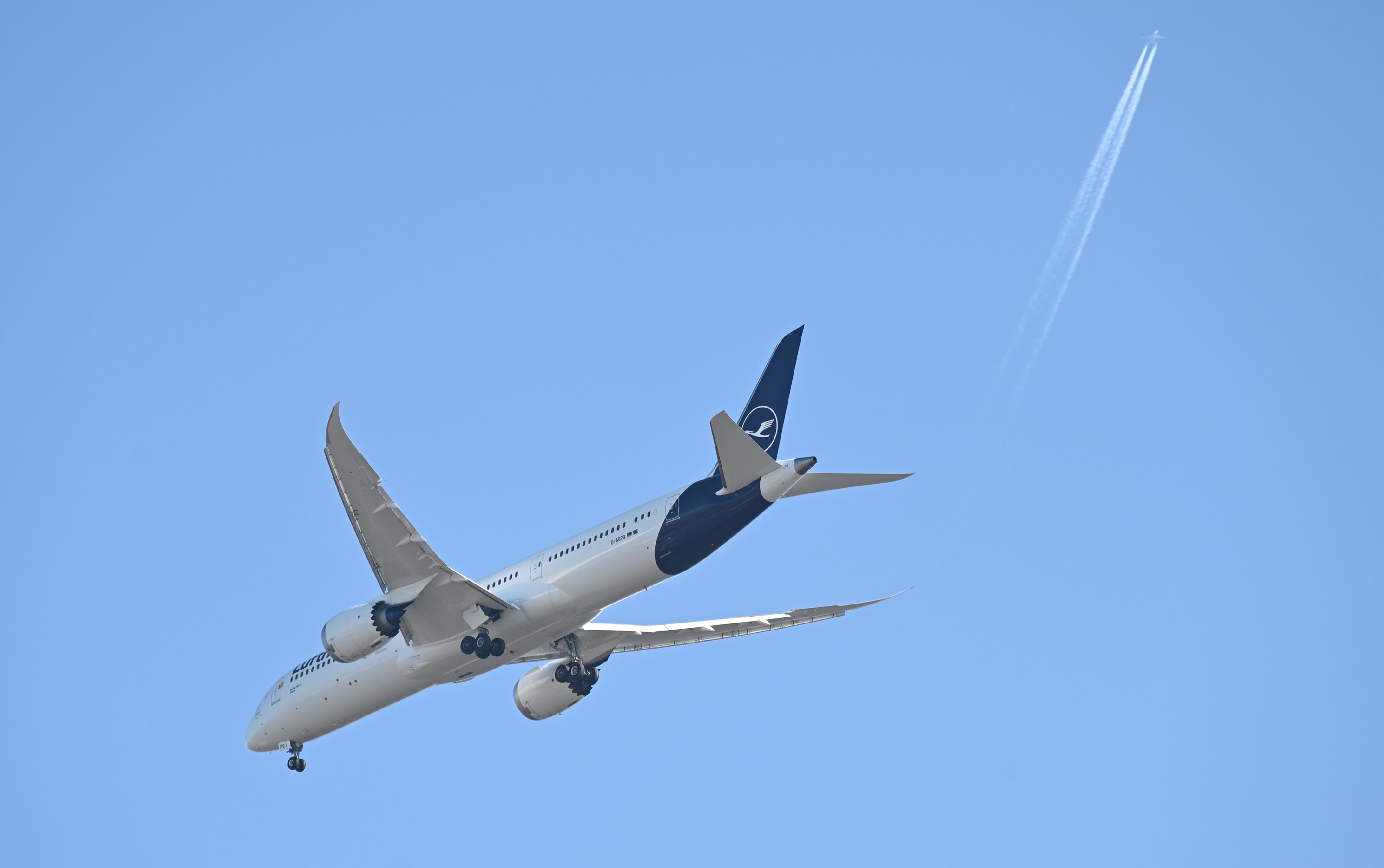 Lufthansa D-ABPQ, eine Boeing 787-9 Dreamliner der Lufthansa, fliegt vor einem klaren blauen Himmel