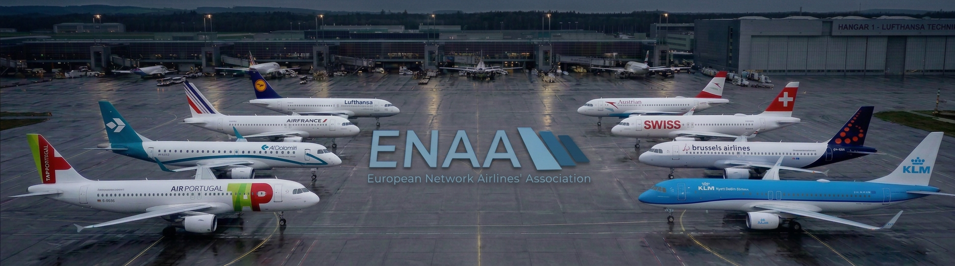 Flugzeuge europäischer Airlines (Lufthansa, Air France, TAP, Austrian, SWISS, Brussels, KLM) am Flughafen, mit ENAA-Logo.