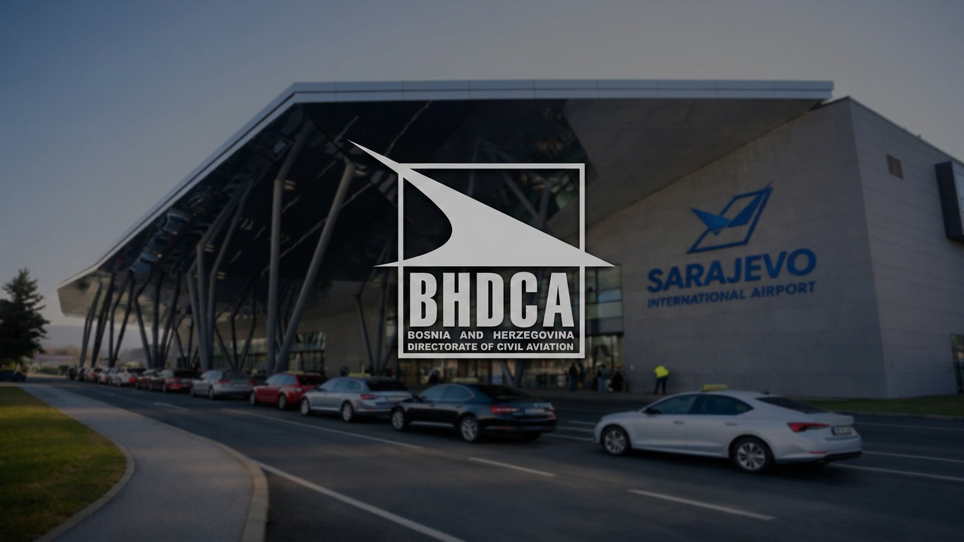 Internationalen Flughafens Sarajevo, überlagert vom BHDCA-Logo (Zivilluftfahrtdirektion Bosnien und Herzegowina)