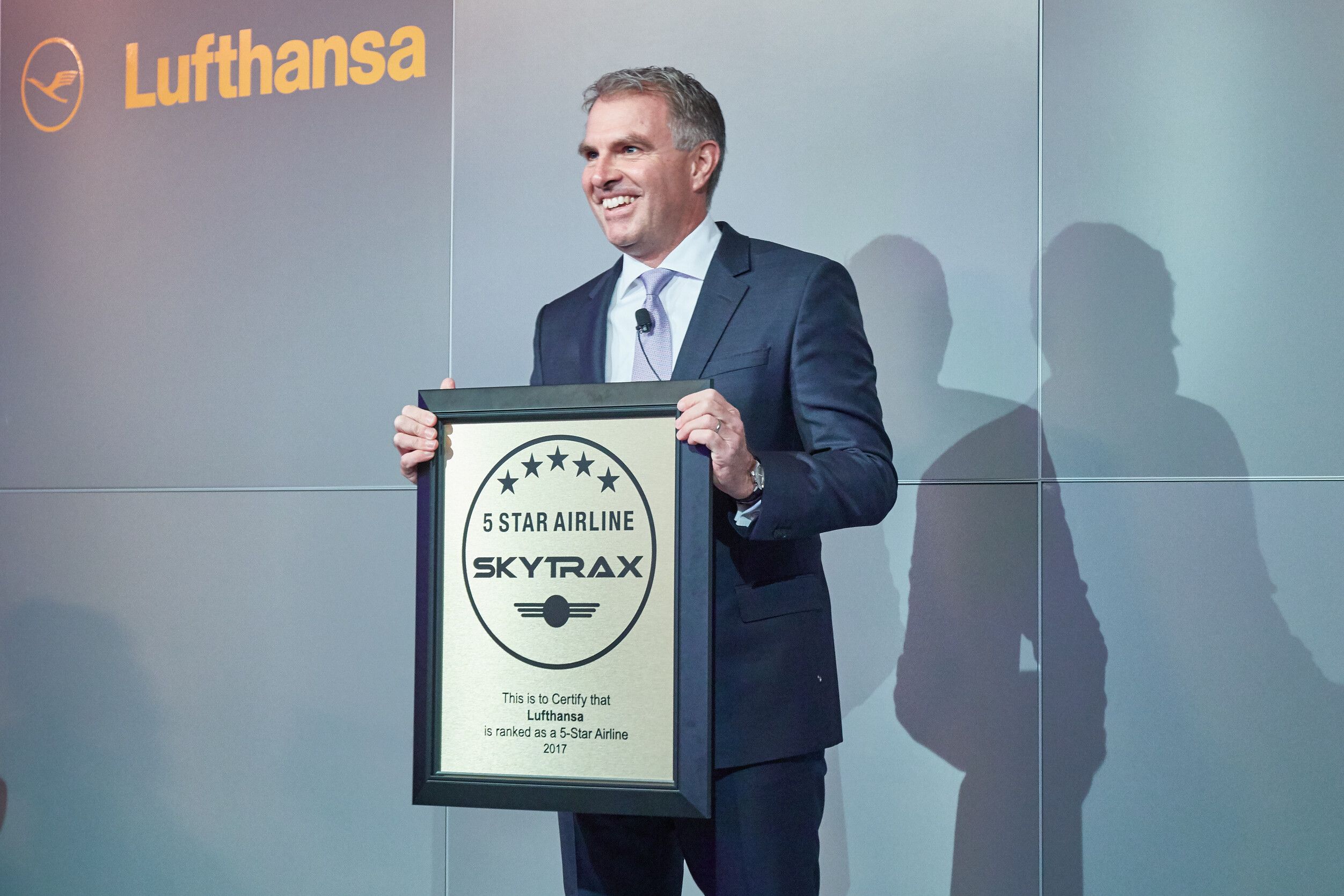 Carsten Spohr mit der Skytrax Auszeichnung zur 5-Star-Airline, 5-Sterne-Airline