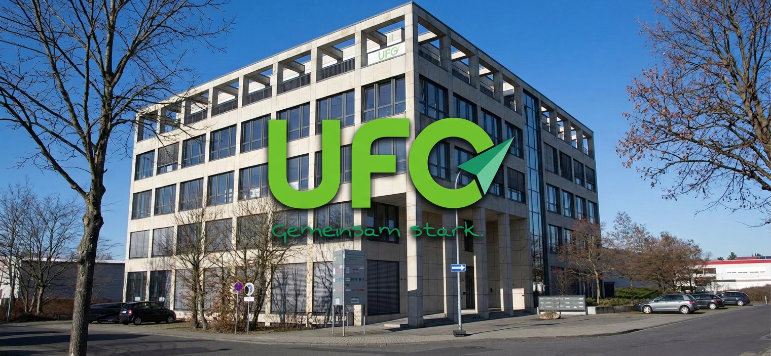 Modernes UFG Bürogebäude mit großem grünem "UFO Gemeinsam stark" Logo