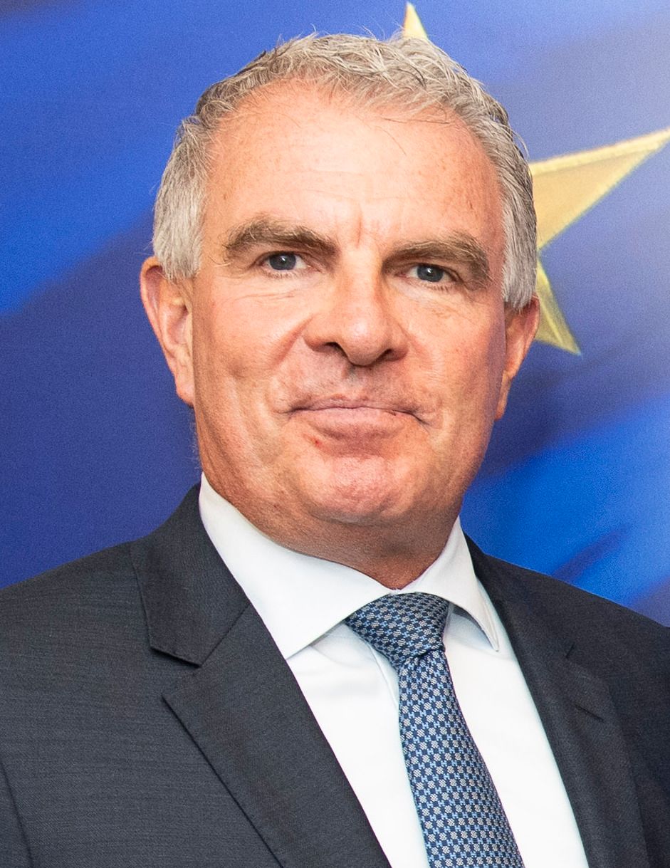 Carsten Spohr, Lufthansa CEO, poses in front of a European Union flag.