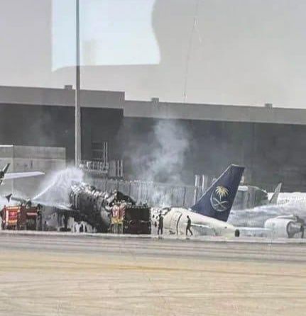 Feuerwehrleute löschen brennendes Saudia-Flugzeug am Flughafen King Khalid International nach Houthi-Raketenangriff.